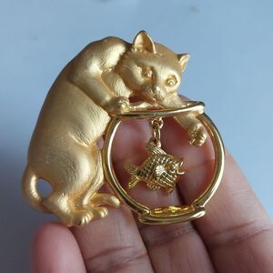 Vintage JJ Jonette Gold Tone Cat and Fish in Bowl Brooch Pin